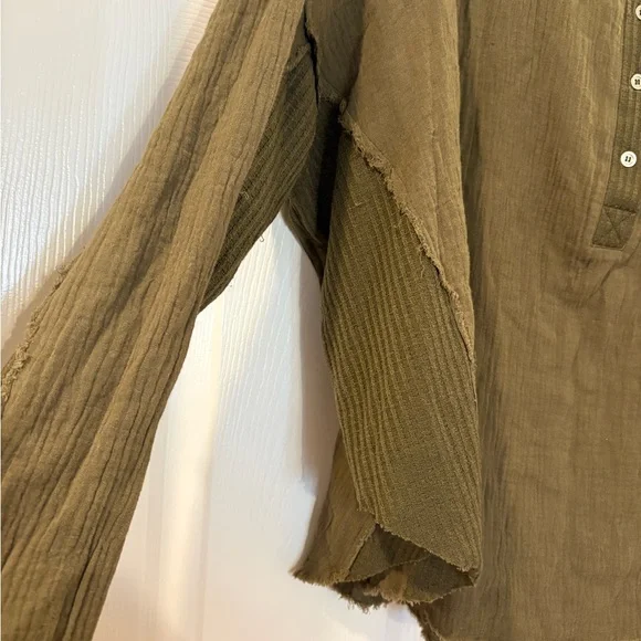NWT Olive Green Long Sleeve Henley Top Boho Relaxed Gauze Fabric Raw Hem medium - Picture 3 of 7